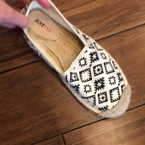 Women’s size 8 geometric patterned espadrille - Picture 3 of 5